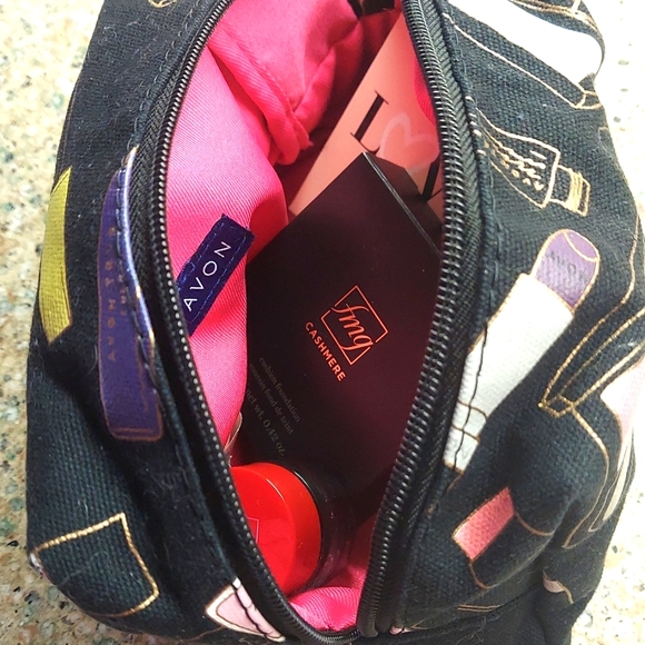 AVON Signature Makeup-Bag  w/ 3 Full Size AVON/(fmg) Makeup Products - Picture 13 of 15